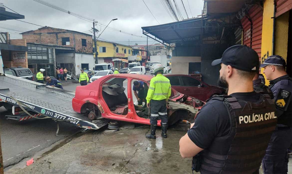 Operação integrada remove sucatas